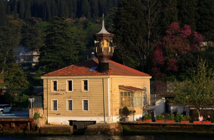 Kuzguncuk Üryanizade Ahmet Esat Efendi Camii