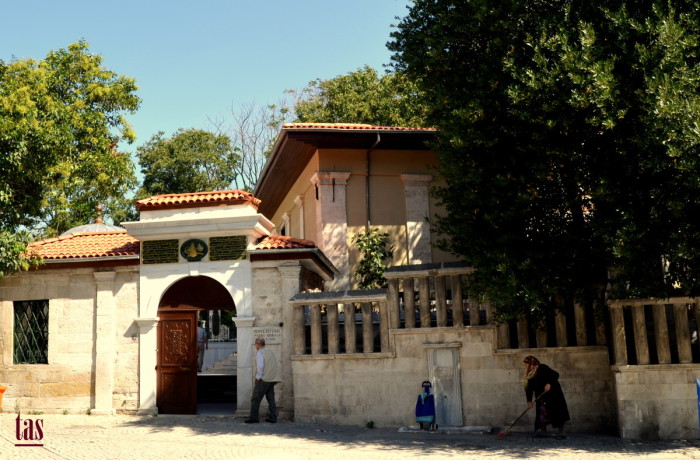 Topkapı Merkez Efendi Türbesi