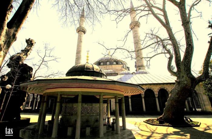 Üsküdar Toptaşı Atik Valide Sultan Camii